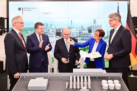 Bundesverkehrsminister Schnieder übergibt den Förderbescheid für die Forschungsplattform an das DRL Foto: Sebastian Christoph Go