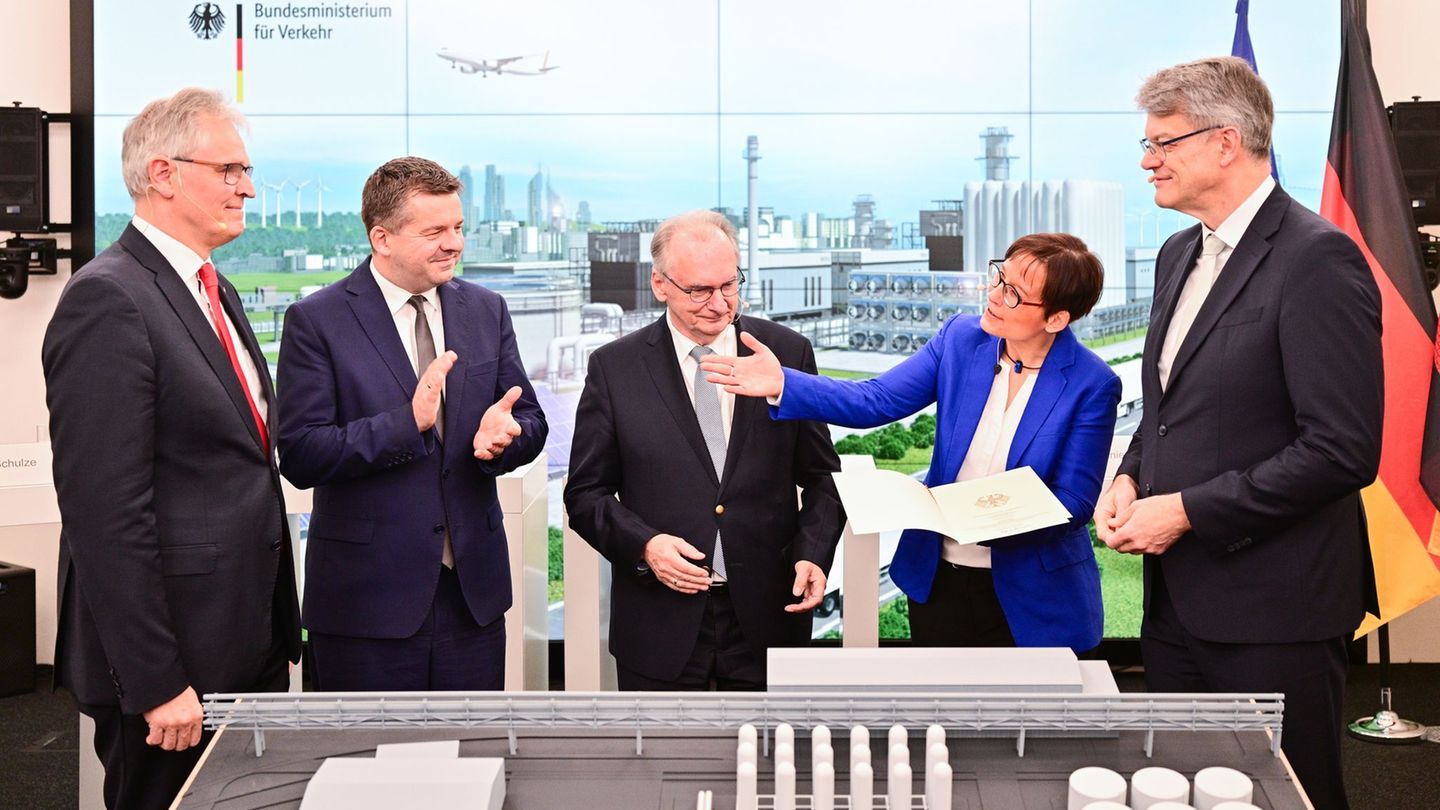 Bundesverkehrsminister Schnieder übergibt den Förderbescheid für die Forschungsplattform an das DRL Foto: Sebastian Christoph Go