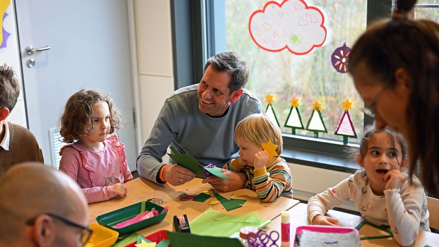 Olaf Lies bastelte mit den Kindern Weihnachtsdekoration. Foto: Shireen Broszies/dpa