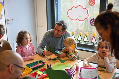 Olaf Lies bastelte mit den Kindern Weihnachtsdekoration. Foto: Shireen Broszies/dpa