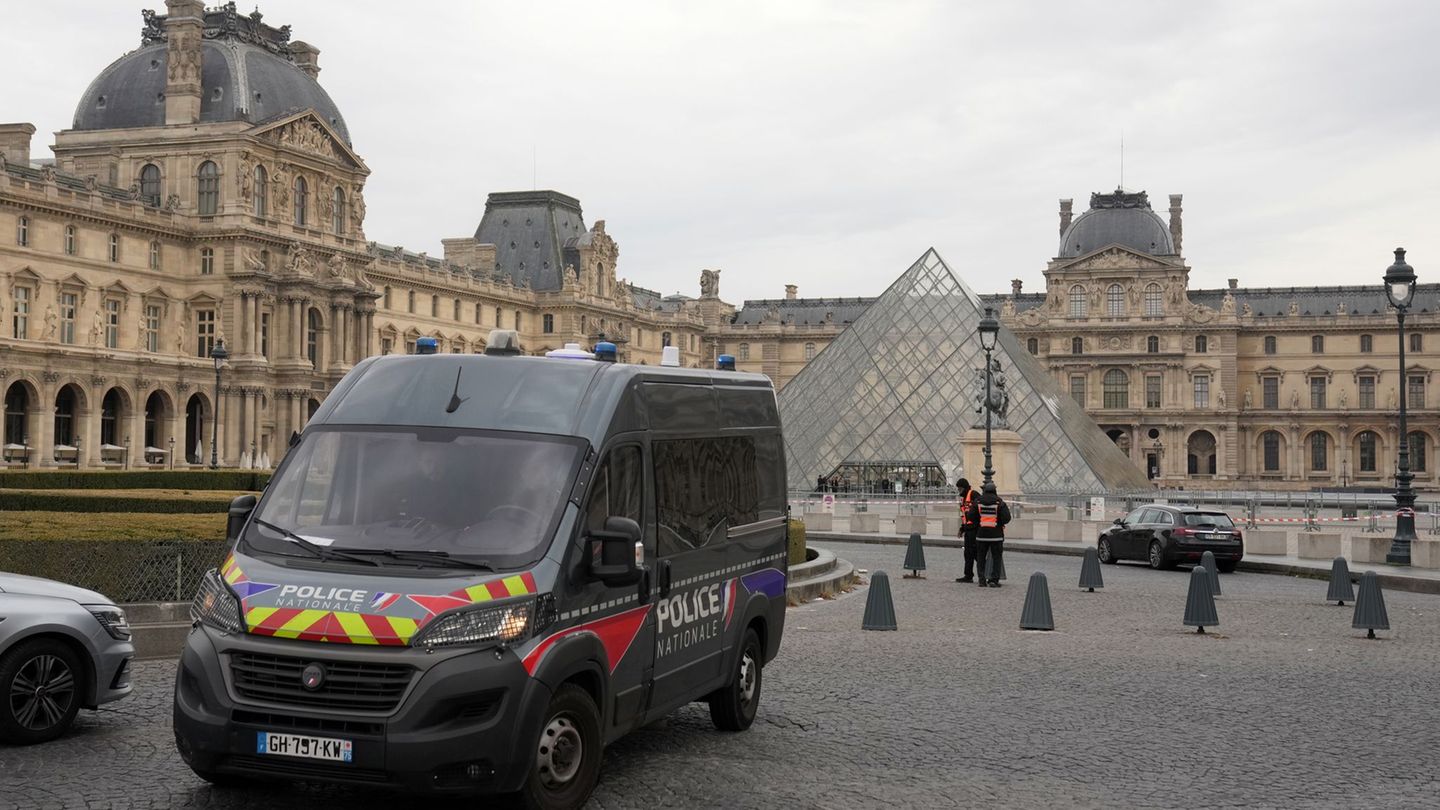 Die Polizei meldet nach dem Raubüberfall auf den Louvre einen Fahndungserfolg. (Archivbild) Foto: Thibault Camus/AP/dpa