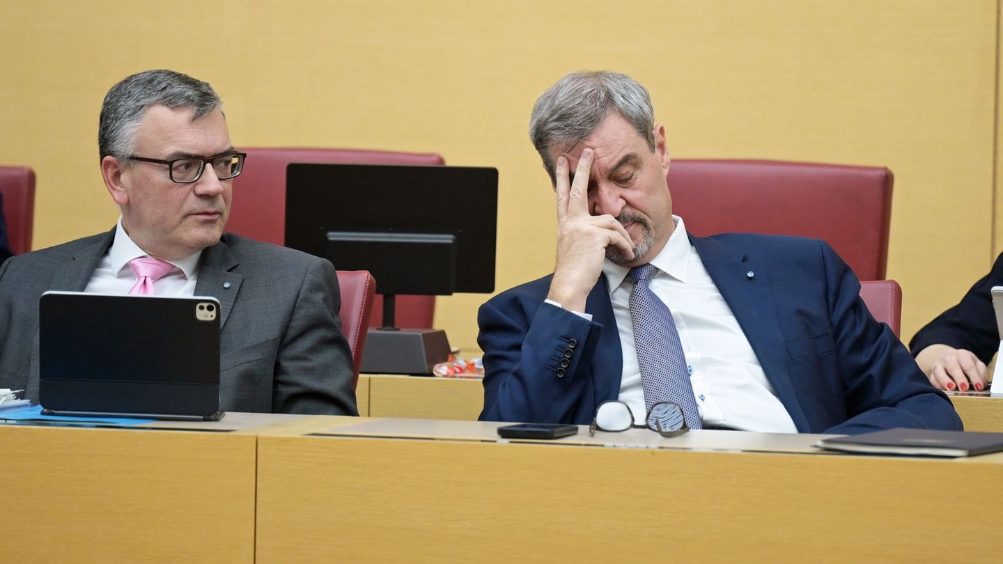 Ministerpräsident Markus Söder (CSU, rechts) musste sich viel Kritik anhören. Foto: Malin Wunderlich/dpa