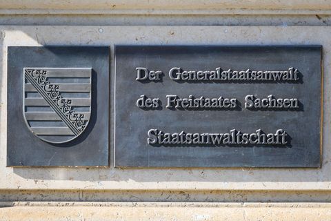 Einsatzkräfte durchsuchten mehrere Objekte im Zusammenhang mit Ermittlungen wegen mutmaßlicher Schwarzarbeit in einer Bau-Firma.