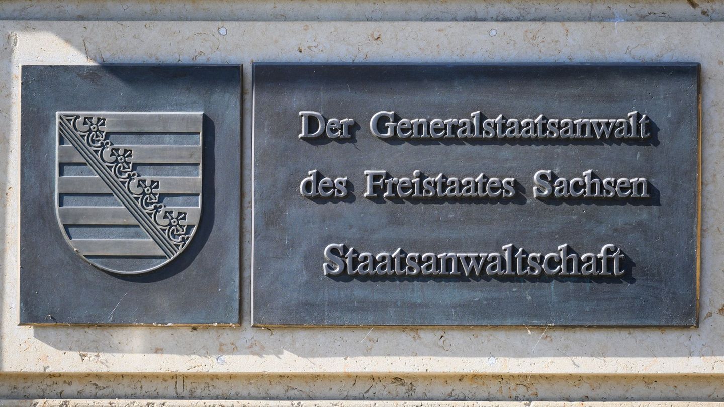 Einsatzkräfte durchsuchten mehrere Objekte im Zusammenhang mit Ermittlungen wegen mutmaßlicher Schwarzarbeit in einer Bau-Firma.