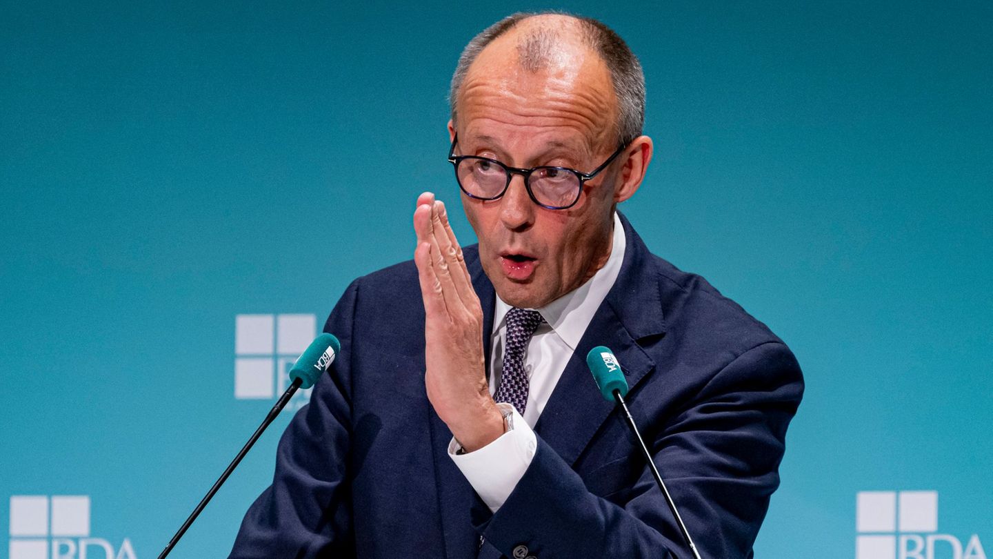 Kanzler Friedrich Merz will bei der Rente nicht nachgeben. Foto: Fabian Sommer/dpa