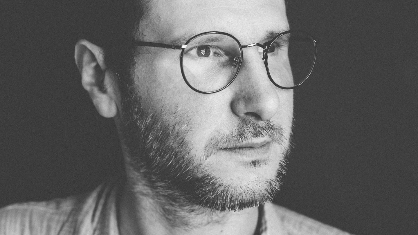 Der 38-jährige Frontmann von Wanda richtet den Blick nach innen: In seinem Buch "Dass es uns überhaupt gegeben hat" erzählt Marco Wanda von Kunst als Überlebensinstinkt, überwältigendem Erfolg – und einer Trauer, die keine Deadline kennt.