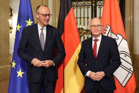 Kanzler Merz Friedrich (l) wird von Hamburgs Bürgermeister Peter Tschentscher (SPD) im Rathaus begrüßt. Foto: Christian Charisiu