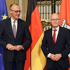 Kanzler Merz Friedrich (l) wird von Hamburgs Bürgermeister Peter Tschentscher (SPD) im Rathaus begrüßt. Foto: Christian Charisiu