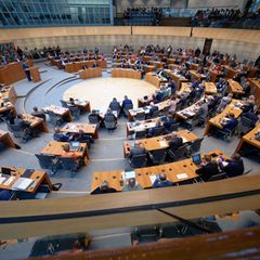 Bessere Steuerprognosen und der neue Infrastrukturplan haben der schwarz-grünen NRW-Landesregierung mehr Spielraum verschafft. (