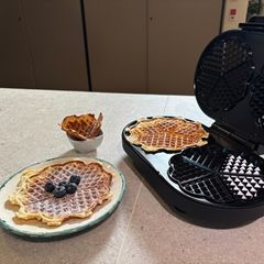 Waffeleisen Test: Doppel-Waffeleisen und fertig gebackene Herzwaffeln