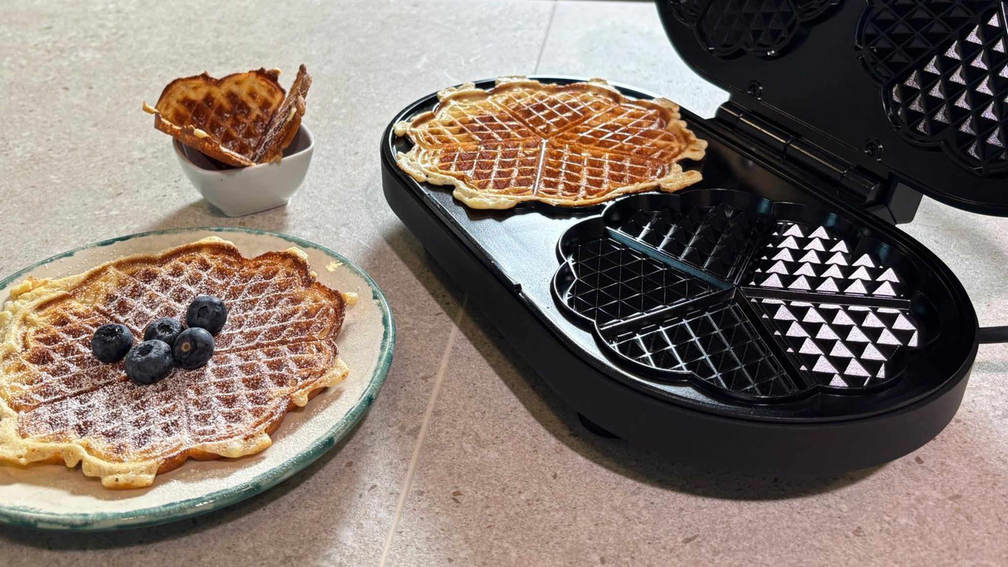 stern Waffeleisen Test: Doppel-Waffeleisen und fertig gebackene Herzwaffeln