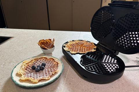 Waffeleisen Test: Doppel-Waffeleisen und fertig gebackene Herzwaffeln