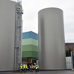 Zwei Heißwasser-Pufferspeicher speichern heißes Wasser für die Wärmepumpen-Heizung des Energiedienstleisters Getec. Beheizt wird