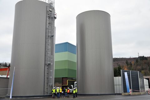 Zwei Heißwasser-Pufferspeicher speichern heißes Wasser für die Wärmepumpen-Heizung des Energiedienstleisters Getec. Beheizt wird