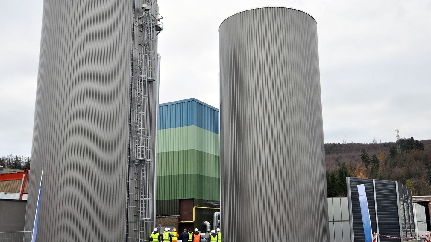 Zwei Heißwasser-Pufferspeicher speichern heißes Wasser für die Wärmepumpen-Heizung des Energiedienstleisters Getec. Beheizt wird