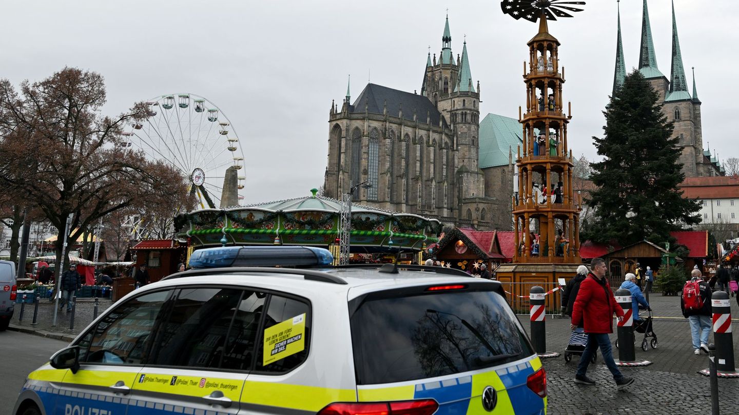 Wegen eines unspezifischen Hinweises rückte die Polizei kurz vor der offiziellen Eröffnung zu einem Einsatz aus. Foto: Martin Sc