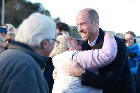 Eine innige Umarmung für Prinz William am Strand von Colwyn Bay.