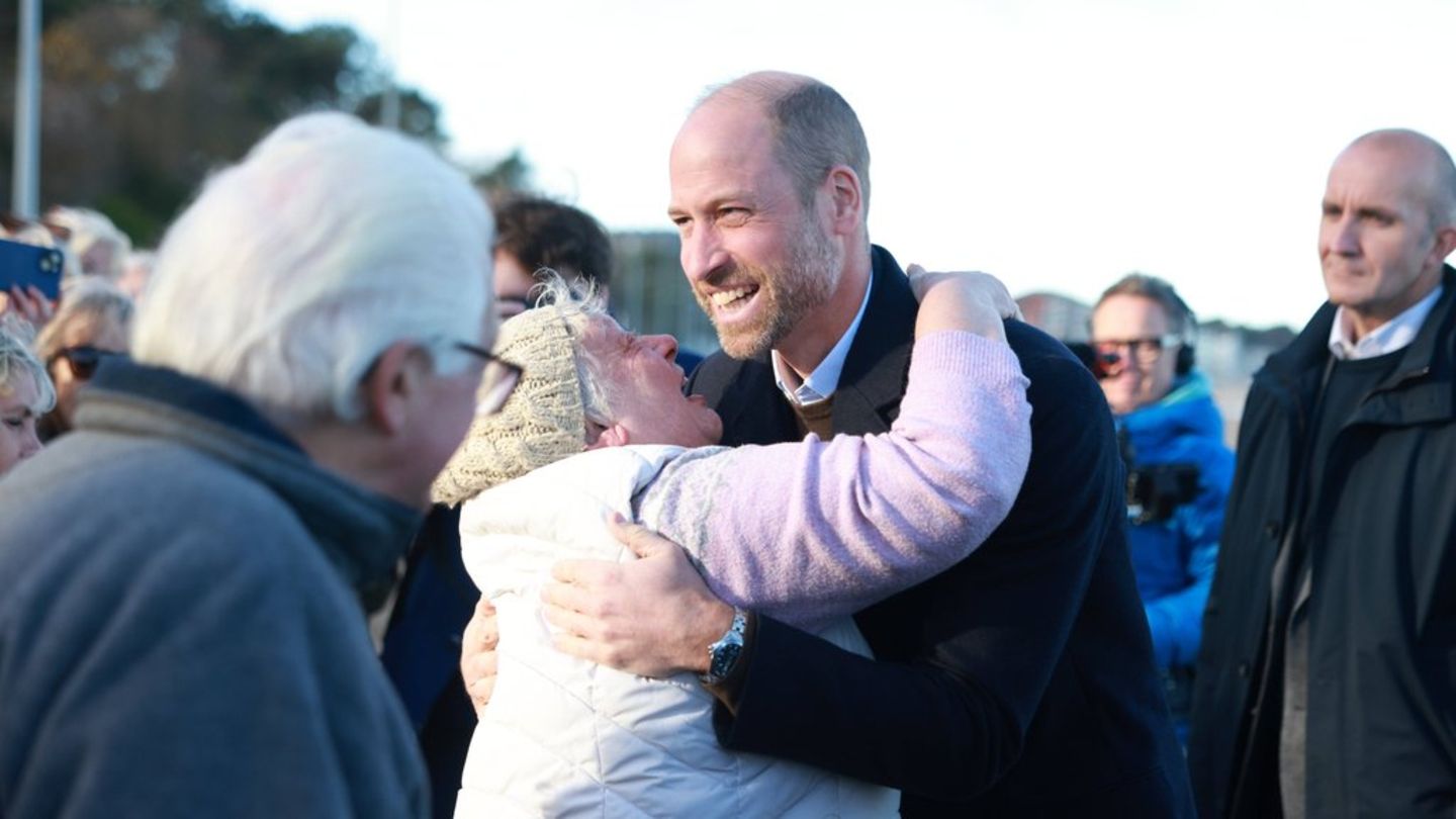 Eine innige Umarmung für Prinz William am Strand von Colwyn Bay.
