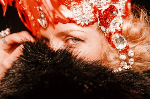 Symbolbild Narzissmus: Eine Frau schaut schelmisch in die Kamera