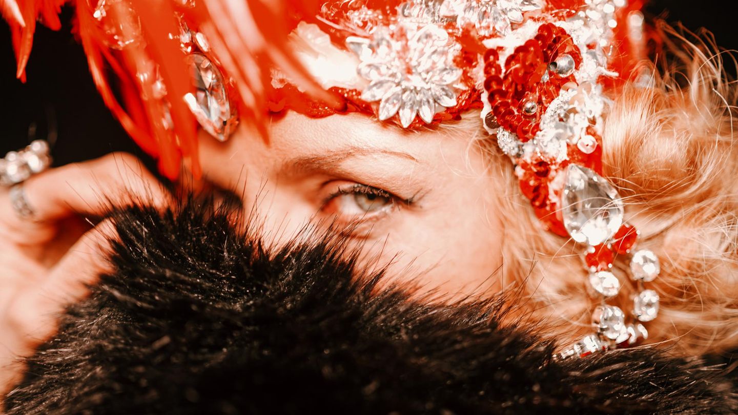 Symbolbild Narzissmus: Eine Frau schaut schelmisch in die Kamera