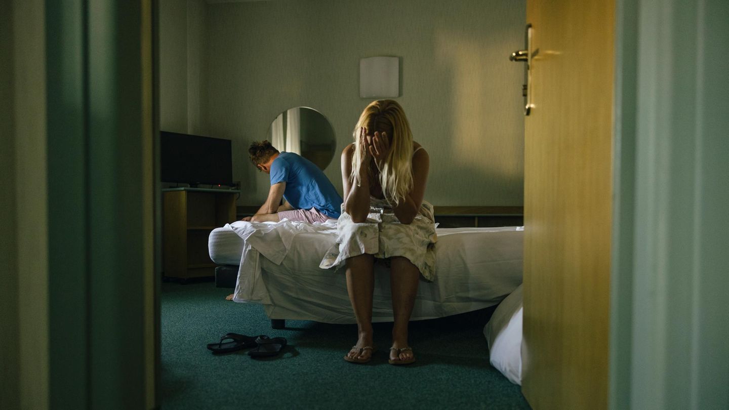 Symbolbild Narzissmus: Ein Paar sitzt in einem Schlafzimmer, abgewendet voneinander