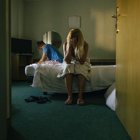 Symbolbild Narzissmus: Ein Paar sitzt in einem Schlafzimmer, abgewendet voneinander