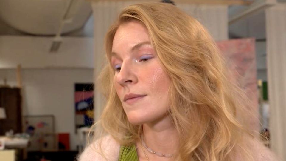 Marleen Maxeiner schaut fassungslos zu Boden.