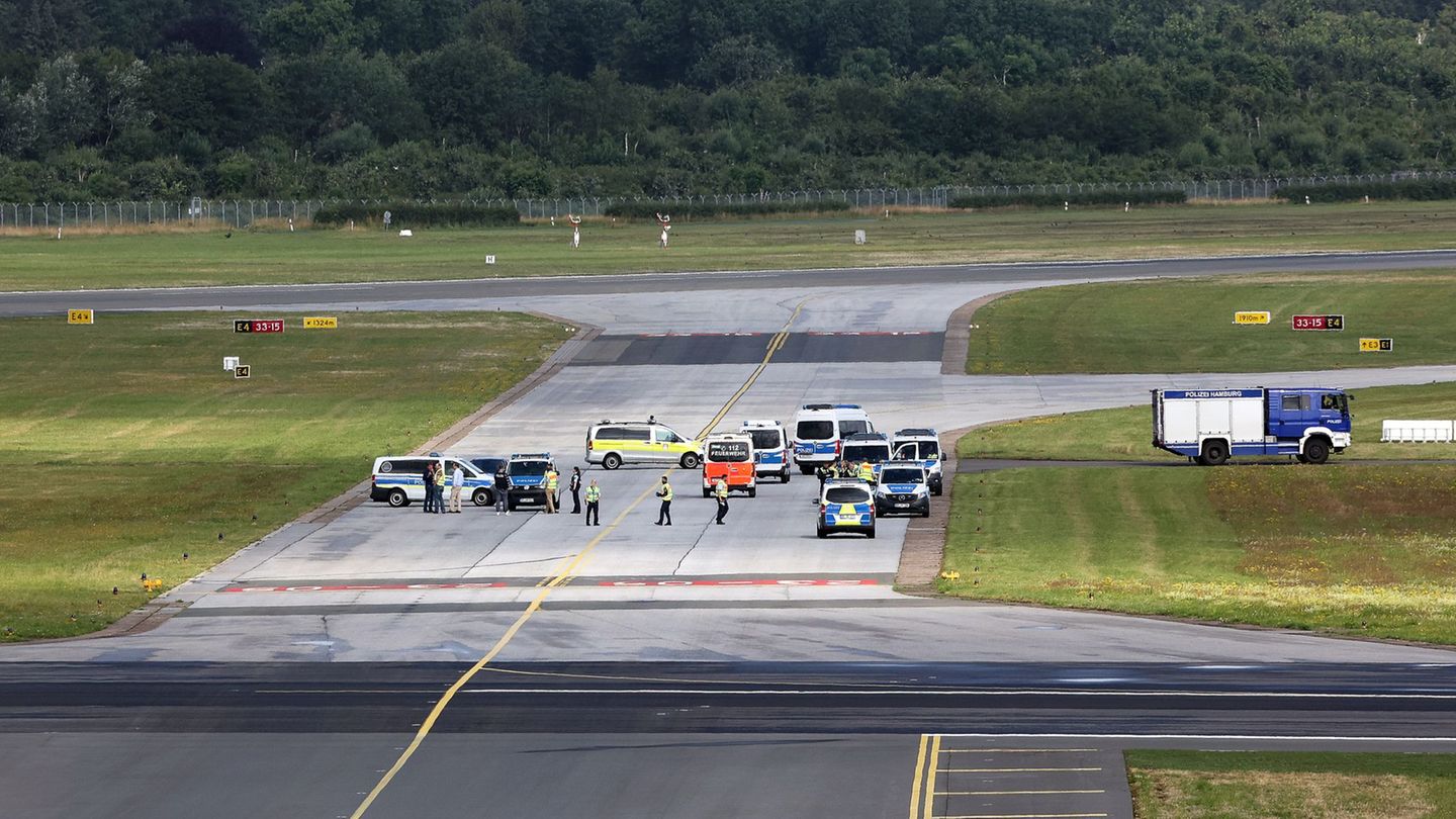 Die Aktivisten klebten sich in der Nähe von Start- und Landebahnen am Flughafen Hamburg fest