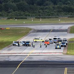 Die Aktivisten klebten sich in der Nähe von Start- und Landebahnen am Flughafen Hamburg fest