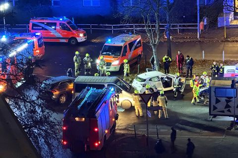 Einsatzkräfte der Feuerwehr und des Rettungsdienstes arbeiten an der Unfallstelle in Berlin-Moabit. Foto: Fabian Nitschmann/dpa