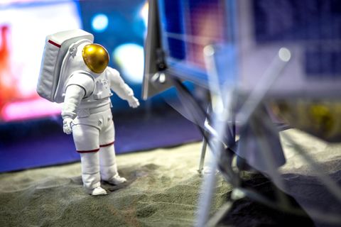 Das Model eines Astronauten in den Veranstaltungsräumen am Vorabend der Esa-Ministerratstagung. Foto: Sina Schuldt/dpa