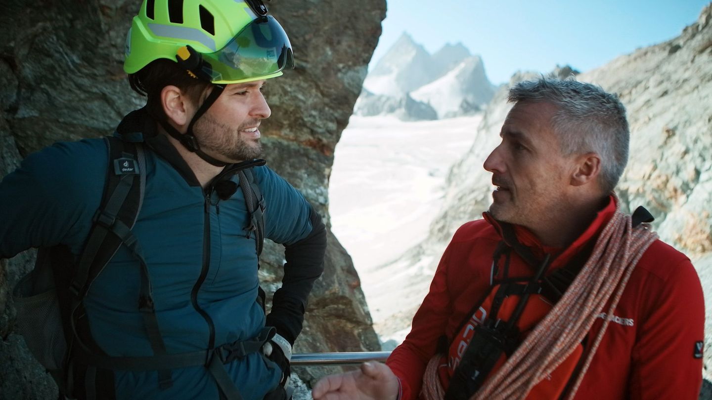 Ungewöhnlicher Ort für einen Literatur-Plausch: Der Tolkien-Experte Martin S. Monsch (rechts) lässt sich vom Bergführer Raphael Richard Orte in der Schweiz zeigen, die auch der Schriftsteller im Jahr 1911 aufgesucht hatte.