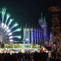 Vor der Kulisse von Dom und Severikirche hat am Dienstag der Erfurter Weihnachtsmarkt geöffnet. Foto: Martin Schutt/dpa