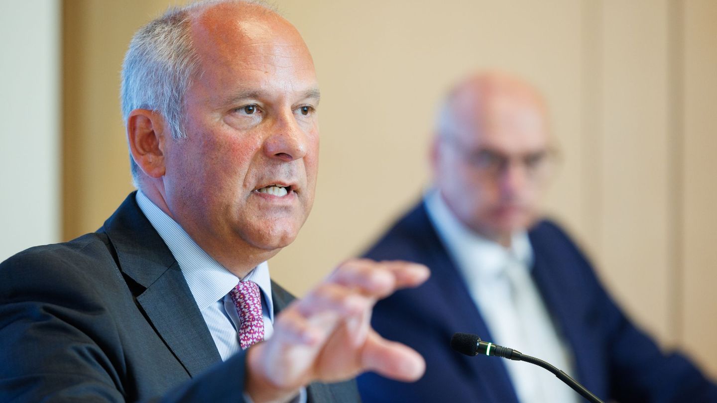 Hessens Innenminister Roman Poseck (CDU) spricht, Verfassungsschutzpräsident Bernd Neumann hört zu. (Archivbild) Foto: Lando Has