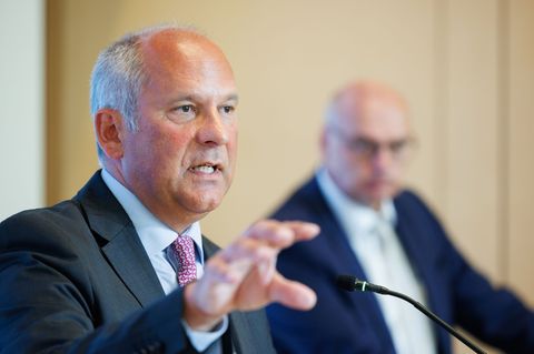 Hessens Innenminister Roman Poseck (CDU) spricht, Verfassungsschutzpräsident Bernd Neumann hört zu. (Archivbild) Foto: Lando Has