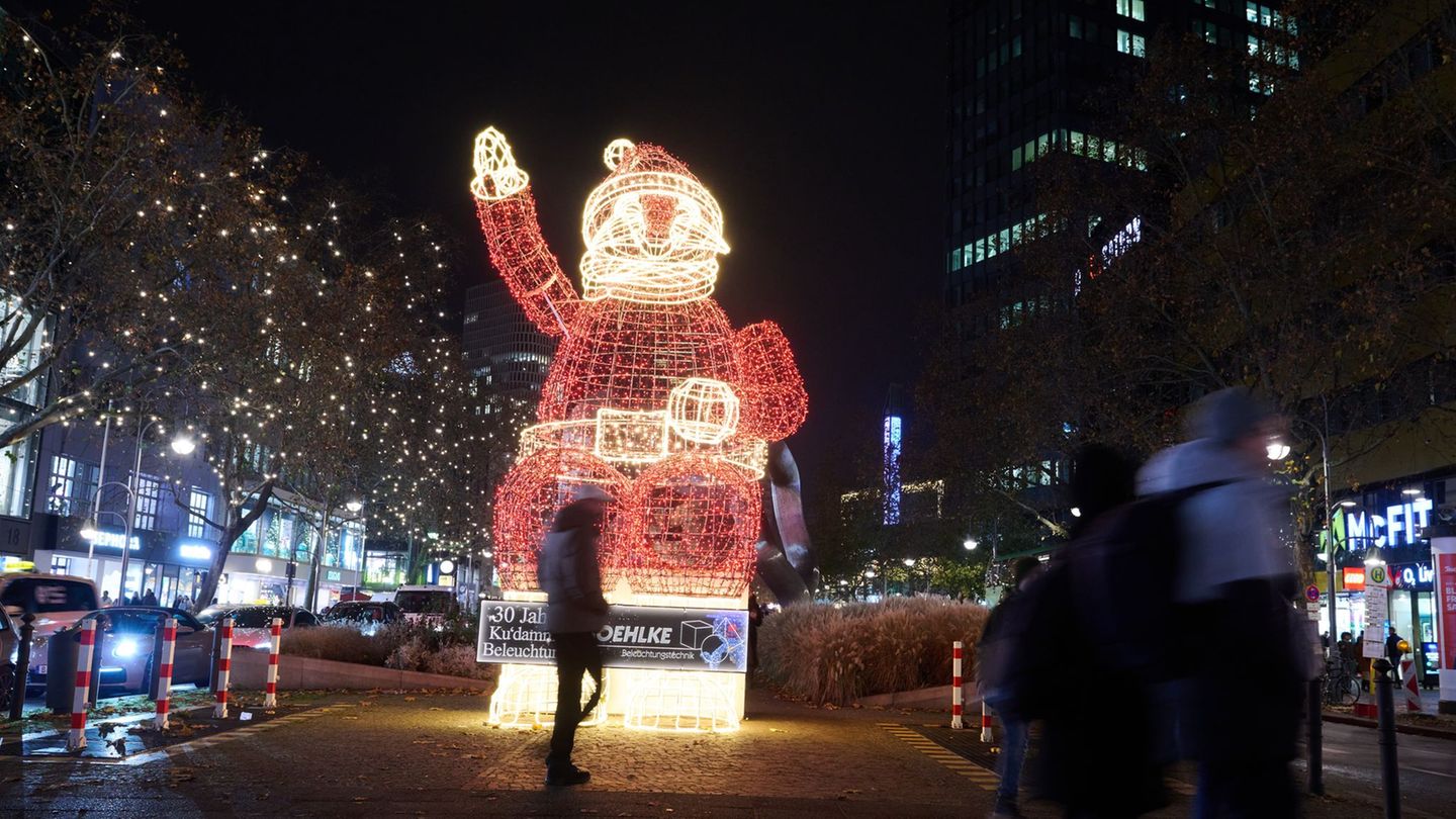 Am Kurfürstendamm (Ku'damm) leuchtet die Weihnachtsbeleuchtung. Foto: Annette Riedl/dpa