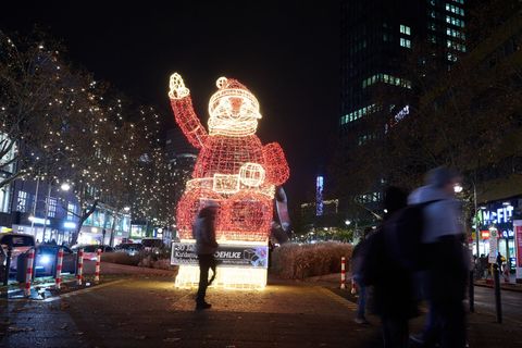 Am Kurfürstendamm (Ku'damm) leuchtet die Weihnachtsbeleuchtung. Foto: Annette Riedl/dpa