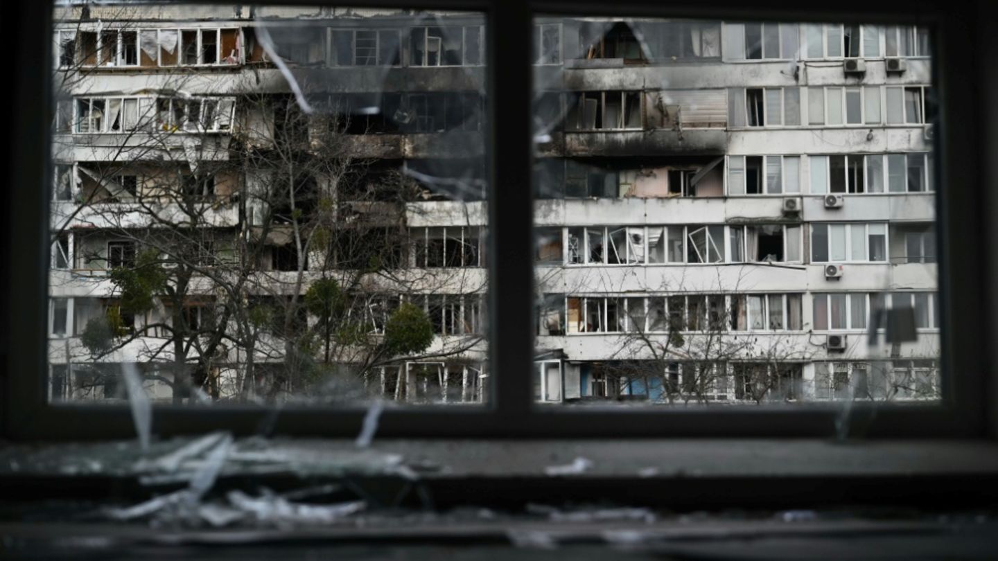 Bei Angriff beschädigtes Wohnhaus in Kiew