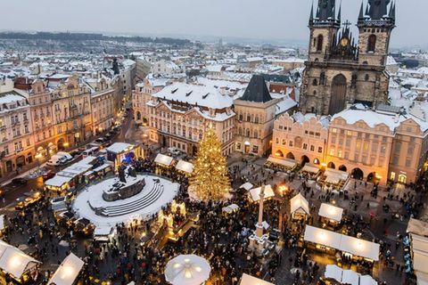 Die Weihnachtsmärkte in Prag zählen zu den schönsten Europas und lassen die tschechische Hauptstadt in neuem Glanz erstrahlen.