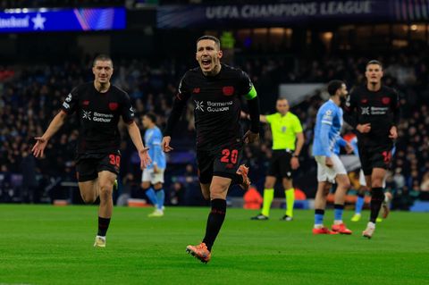 Bayer Leverkusens Alex Grimaldo jubelt nach seinem 1:0 in der Champions League gegen Manchester City