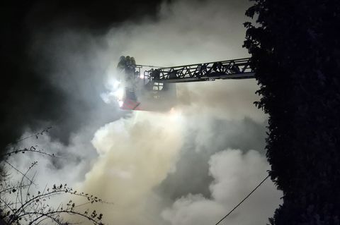 Die Feuerwehr versuchte den Brand über Nacht zu löschen