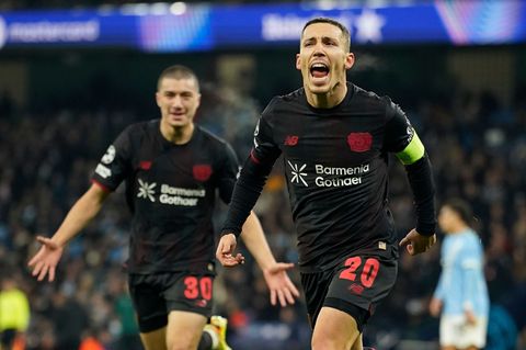 Leverkusens Alejeandro Grimaldo jubelt nach seinem Treffer zum 1:0. Foto: Dave Thompson/AP/dpa