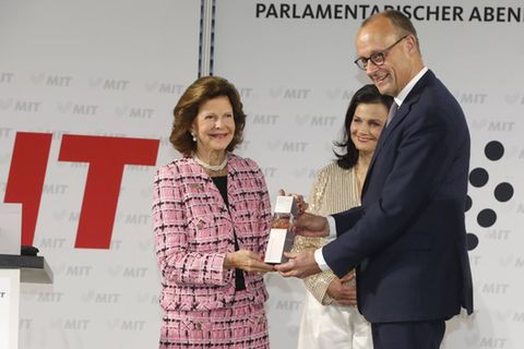 Friedrich Merz überreichte Königin Silvia den Ehrenpreis.