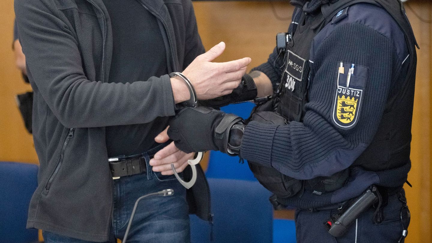 Der Angeklagte soll innerhalb von nur 75 Sekunden 23 Schüsse abgegeben haben. (Archivbild) Foto: -/dpa