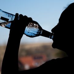 Insgesamt sind die Einlieferungen von Kindern und Jugendlichen wegen Alkoholvergiftungen 2024 zurückgegangen. (Symbolbild) Foto:
