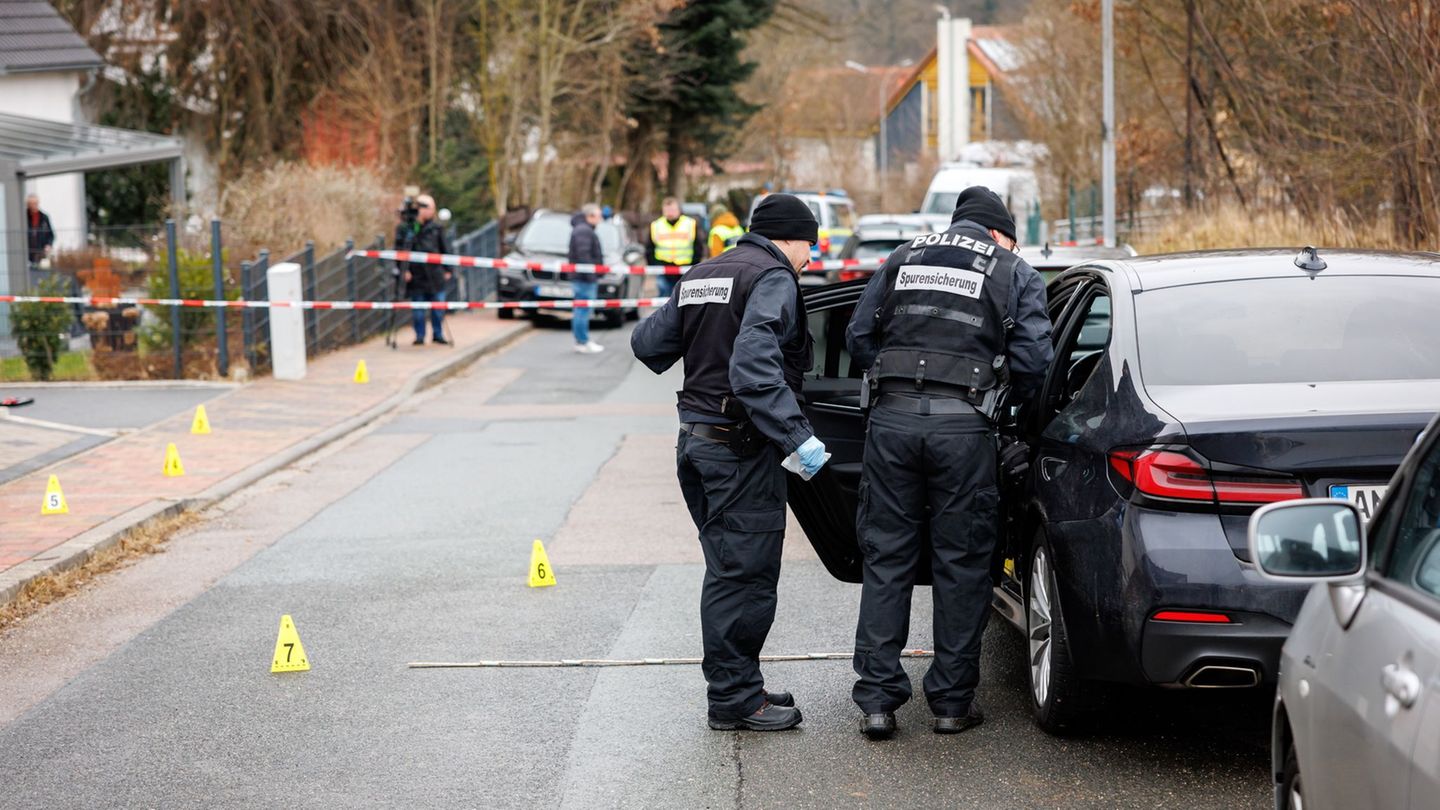 Der Angeklagte soll den Verdächtigen in einem Wohngebiet in Heilsbronn mit einem Messer in Hals und Oberkörper gestochen haben.