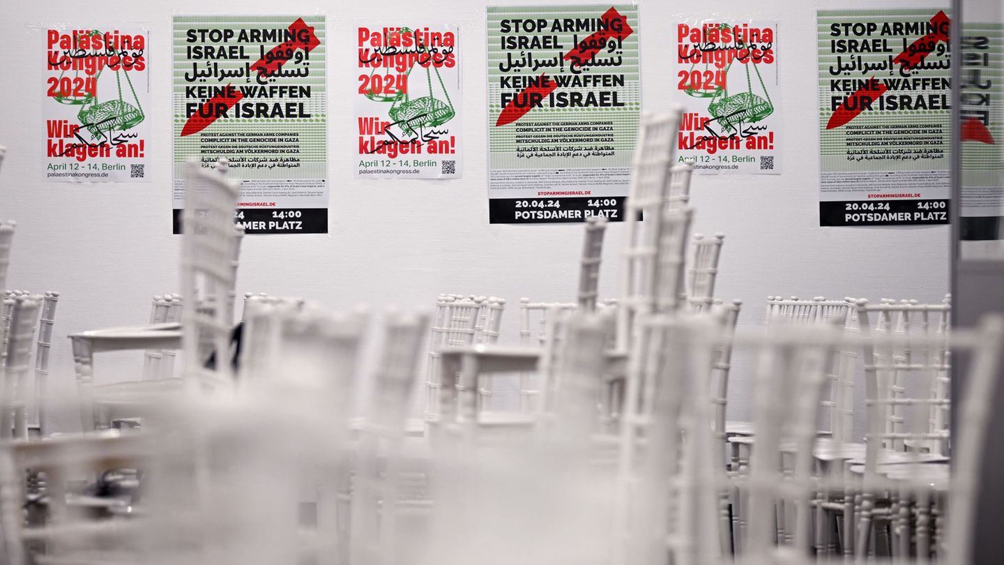 Leere Stühle stehen in dem Veranstaltungsraum, nachdem die Polizei den Palästina-Kongress abgebrochen und verboten hat. (Archivb