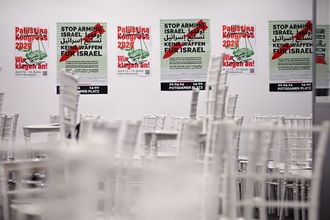 Leere Stühle stehen in dem Veranstaltungsraum, nachdem die Polizei den Palästina-Kongress abgebrochen und verboten hat. (Archivb