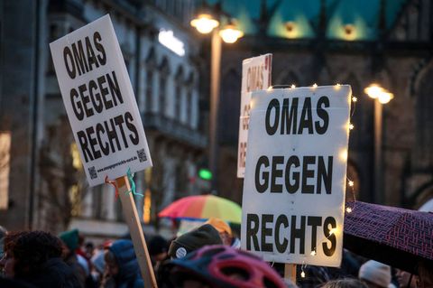 Die Initiative Omas gegen Rechts wird gleich in zwei Bundesländern geehrt - gemeinsam mit einem Musikprojekt in Dresden. (Archiv
