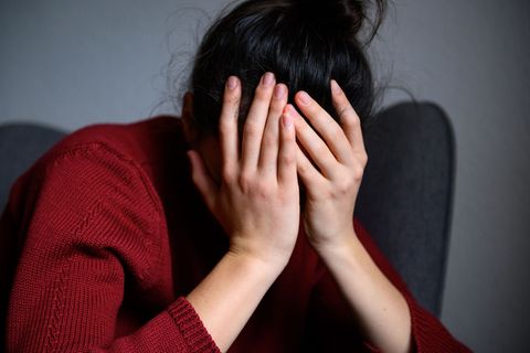 Chronischer Stress erhöht das Risiko für Rückenschmerzen deutlich. (Symbolbild) Foto: Jonas Walzberg/dpa